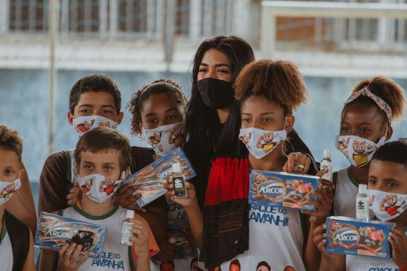 Dhiovanna Barbosa visita ONG no Rio (Foto: Reprodução / Instagram)