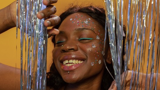 Maquiagem de carnaval: 9 itens para fazer make com glitter e strass