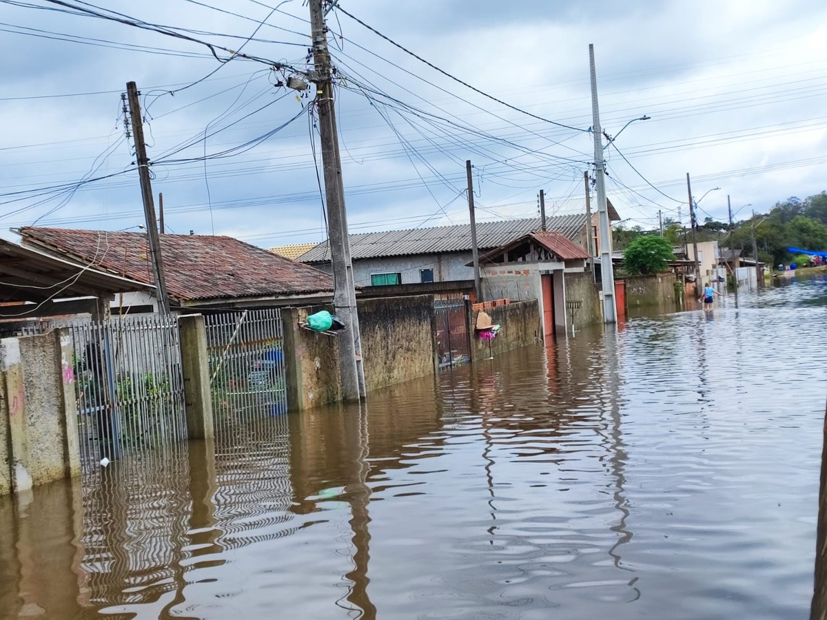 Bairros de São José dos Pinhais ficam debaixo d'água após fortes chuvas