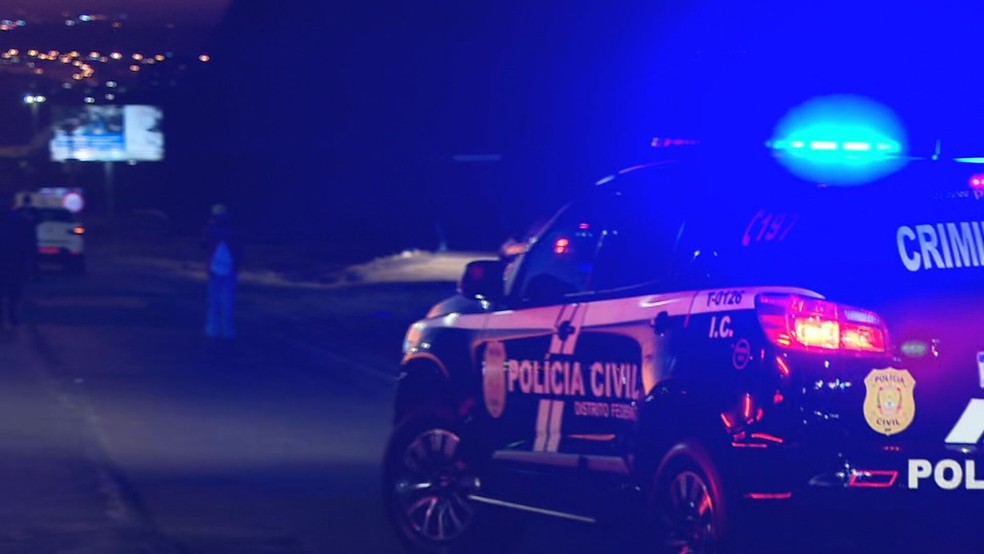 Viatura da Polícia Civil em cena de acidente na EPNB, no DF — Foto: TV Globo/Reprodução