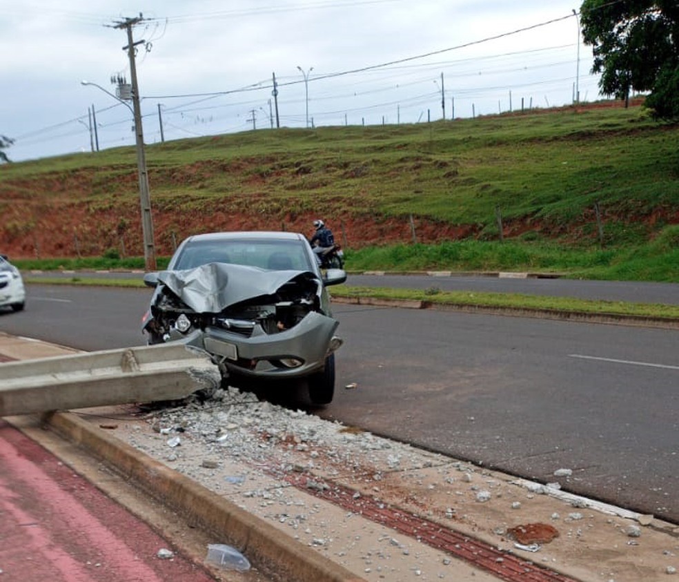 Batida derrubou poste na Avenida Raimundo Maiolini, em Presidente Prudente — Foto: Juliana Sgrignoli