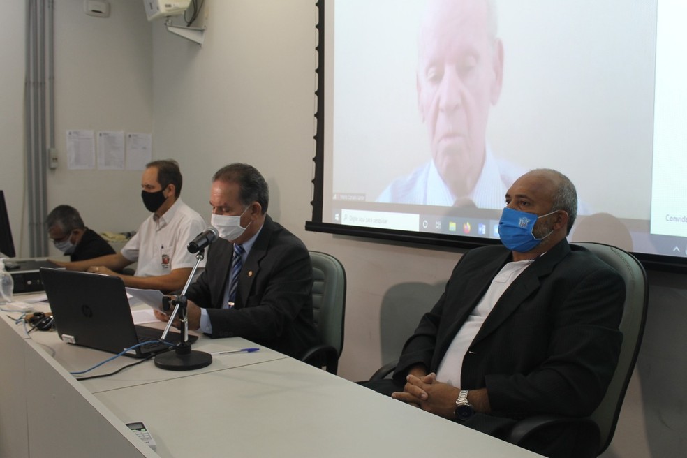 Integrantes de CP durante reunião desta segunda-feira (18) que decidiu pelo arquivamento da denúncia: plenário pode reverter — Foto: Câmara de Marília/Divulgação