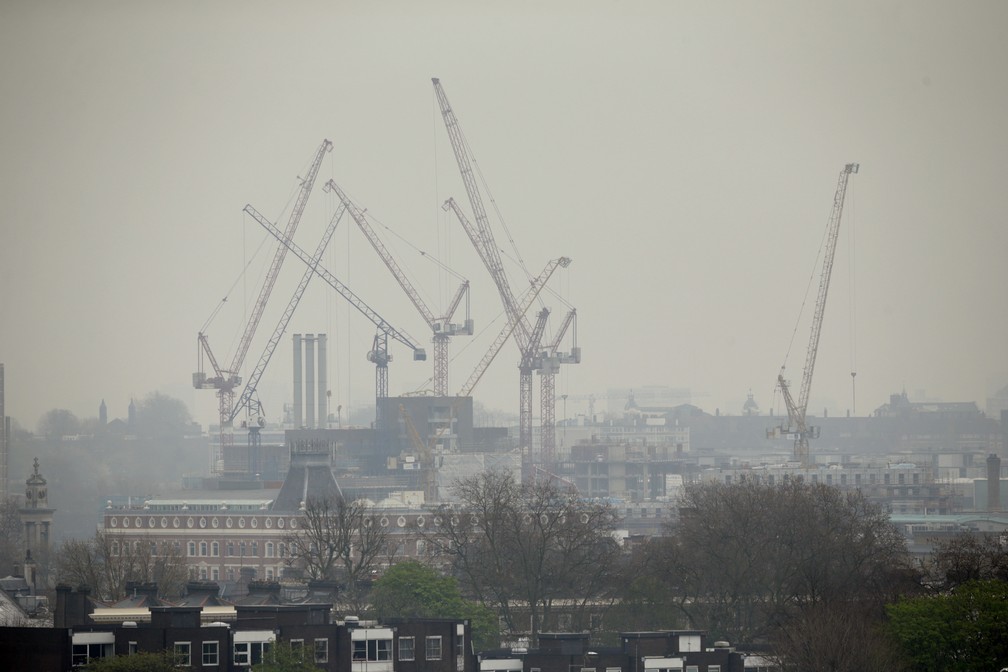 Foto mostra guindastes suspensos em meio à poluição em Londres (Foto: AP Photo/Matt Dunham, file)