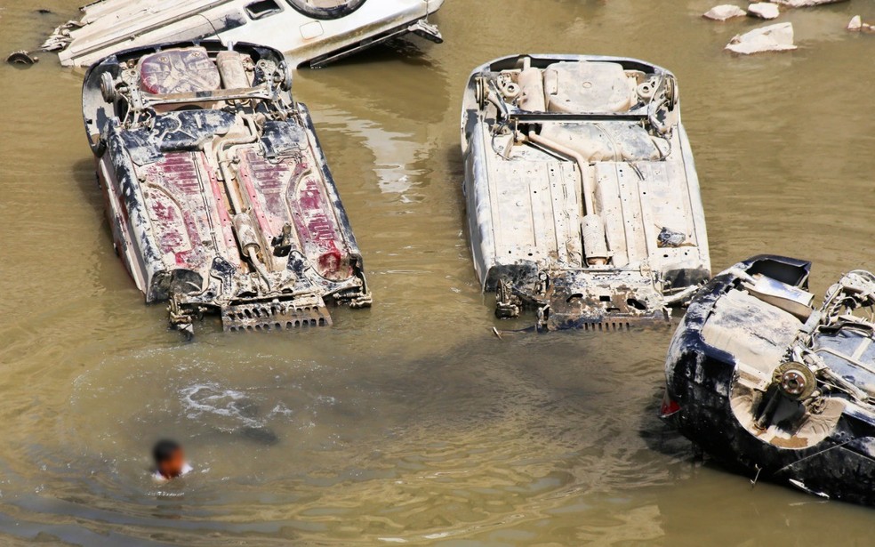 Carros encontrados em lago de pedreira, em Salto de Pirapora, têm peças furtadas — Foto: Arquivo Pessoal