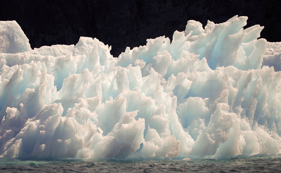 Um iceberg derrete nas redondezas da cidade de Narsarsuaq, no sul da Groelândia — Foto: REUTERS/Bob Strong