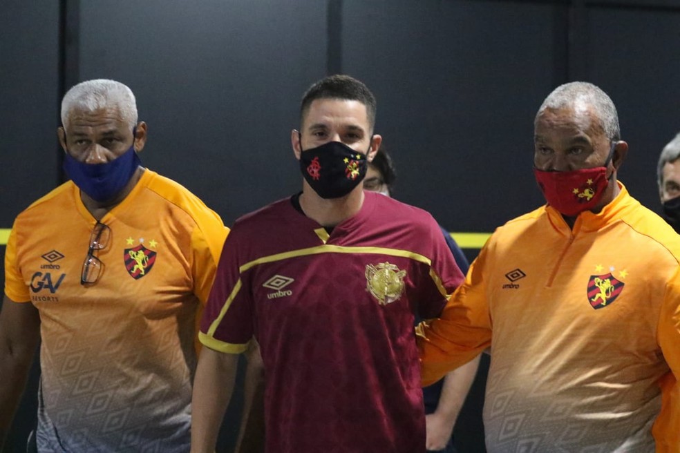 Thiago Neves Se Esquiva De Aglomeracao Da Torcida Em Chegada Ao Recife Para Assinar Com Sport Nao Esperava Sport Ge