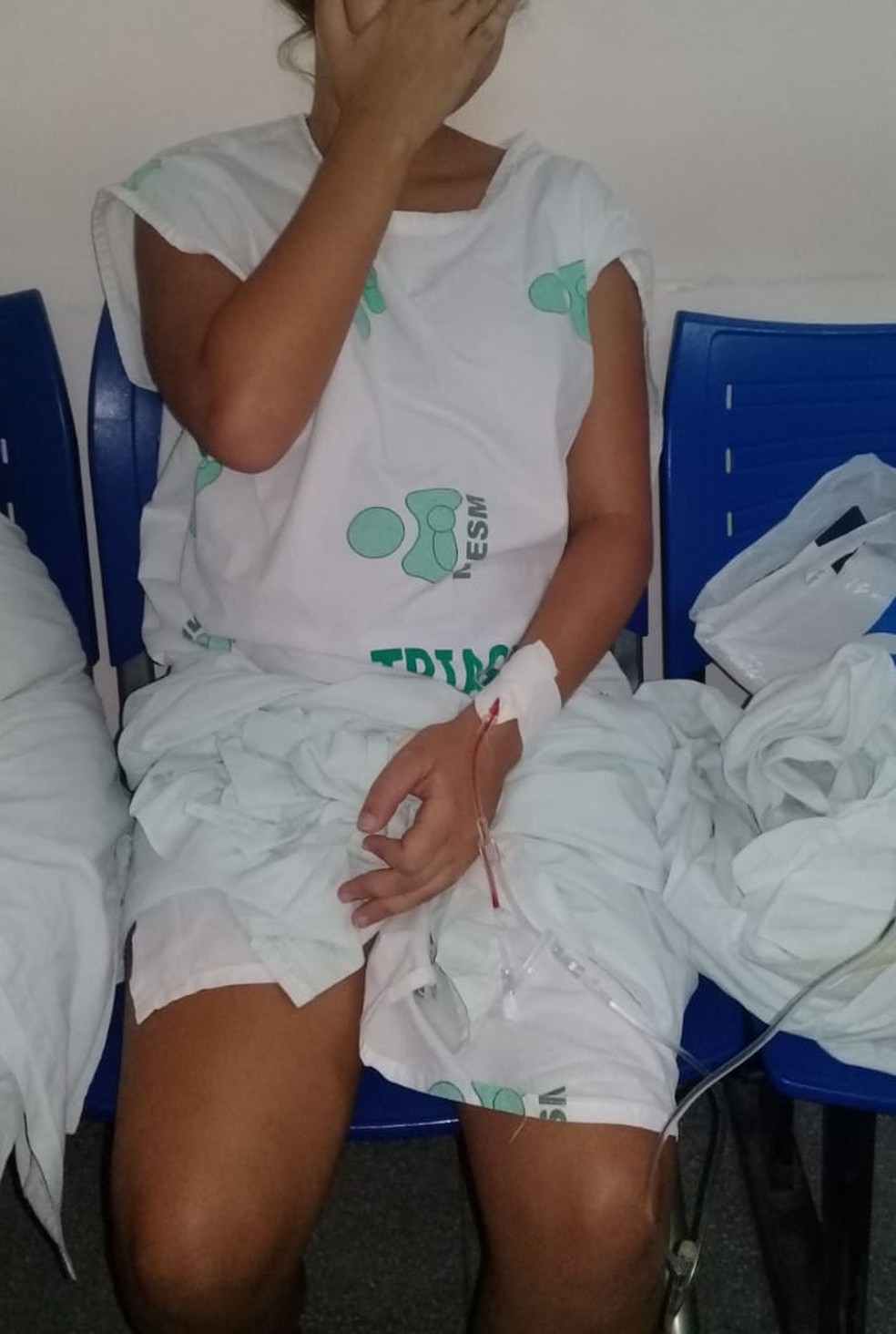 Paciente é acomodada em cadeira, por falta de macas. (Foto: Maria Aparecida / Arquivo Pessoal)