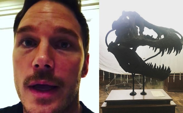 Chris Pratt e o esqueleto de dinossauro do set de 'Jurassic World 2' (Foto: Instagram)