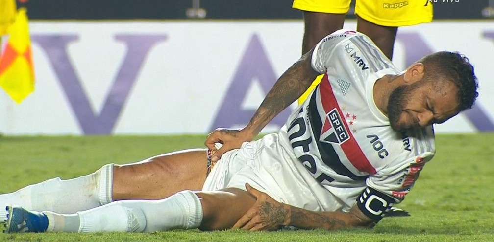 Marca na perna de Daniel Alves, do São Paulo, após entrada de Jobson, do Santos — Foto: Reprodução