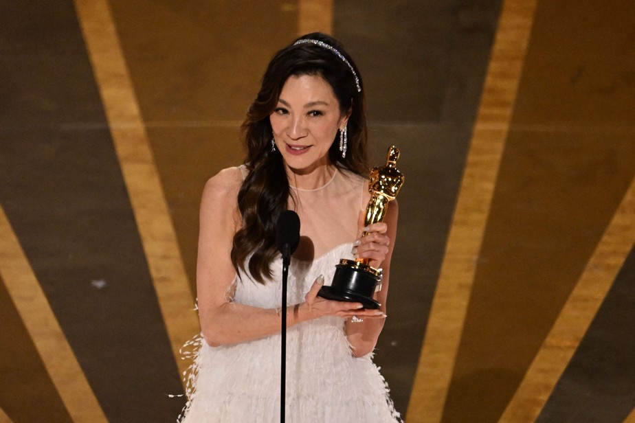 Michelle Yeoh conquista o Oscar por 'Tudo em todo o lugar ao mesmo tempo'