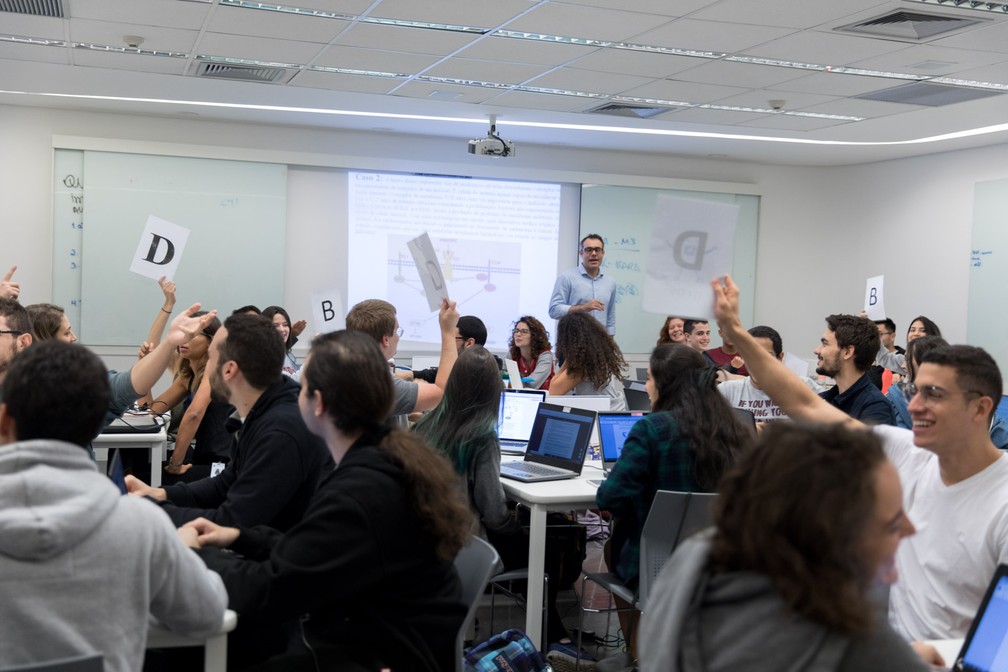 Aula em TBL na Faculdade de Medicina do Einstein, em São Paulo  (Foto: Marcelo Brandt/ G1)