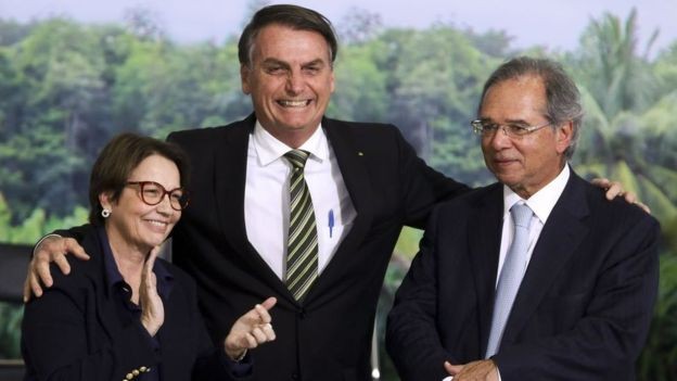 BBC: Bolsonaro entre a ministra da Agricultura, Tereza Cristina, e Paulo Guedes: com transferência do SFB, MAPA passou a controlar cadastro ambiental (Foto: VALTER CAMPANATO/AG. BRASIL VIA BBC)