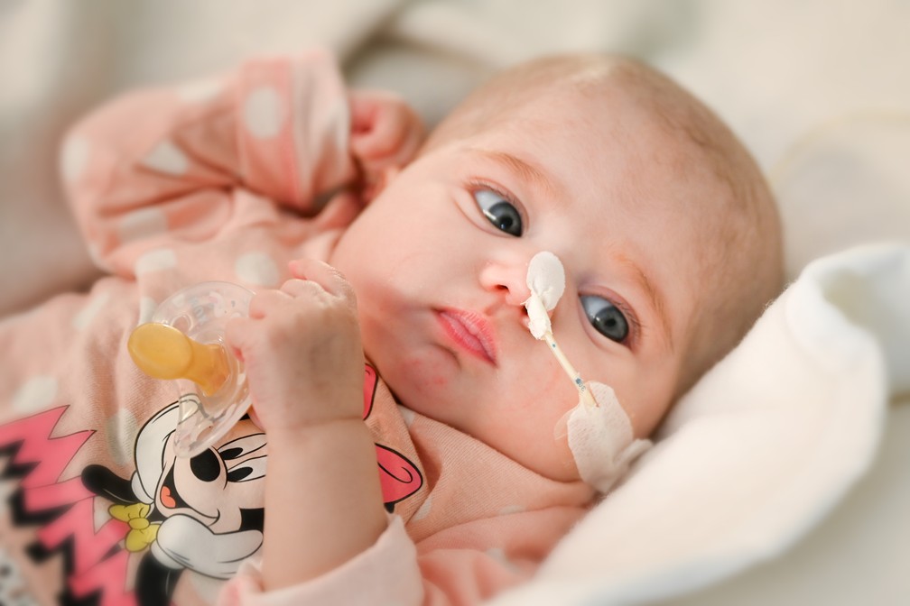 A menina Naiara, de dois meses, recebeu um transplante de coração em uma cirurgia pioneira na Espanha — Foto: Hospital Gregorio Marañón