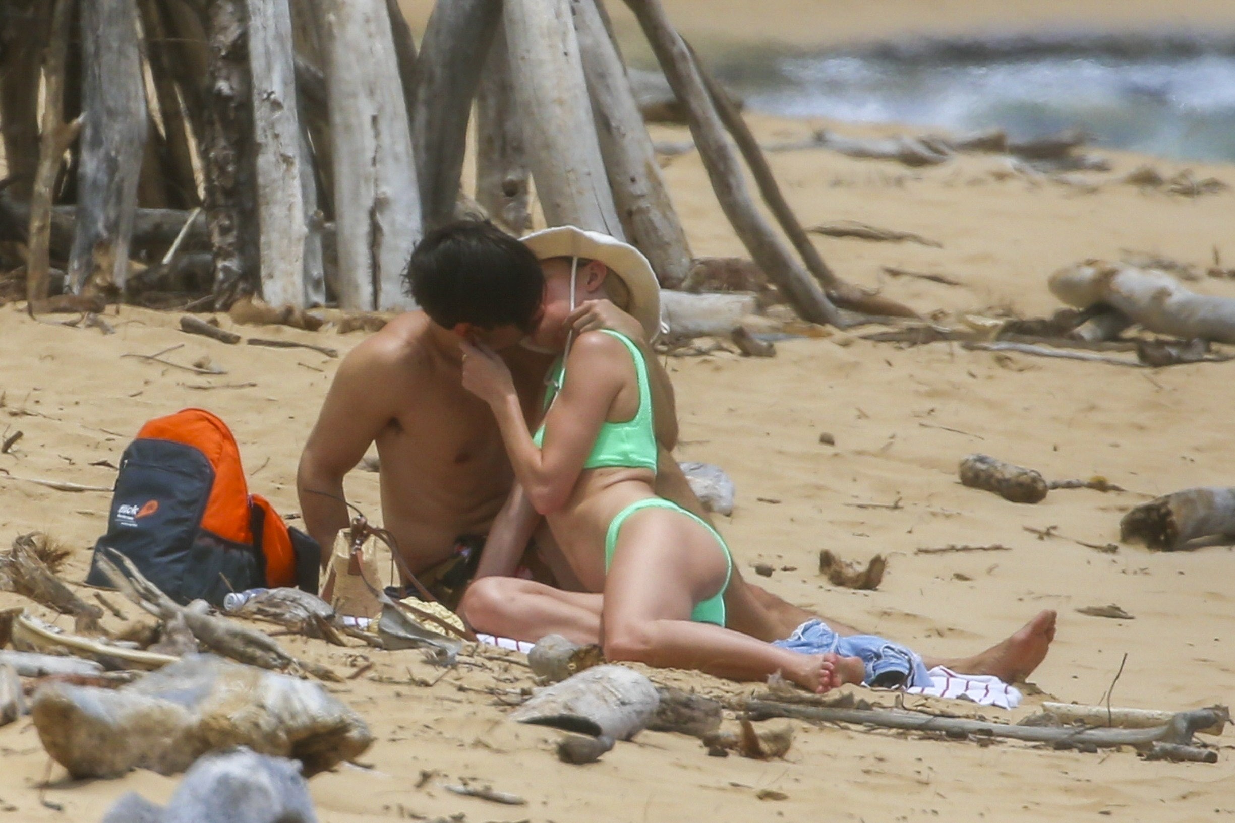 Photo © 2022 Backgrid/The Grosby GroupEXCLUSIVEHawaii , April 22 , 2022Kate Bosworth and Justin Long pack on the PDA during their tropical getaway in Hawaii. The adorable couple were seen enjoying a day on the beach in Kaua’i while visiting the gorgeo (Foto: Backgrid/The Grosby Group)