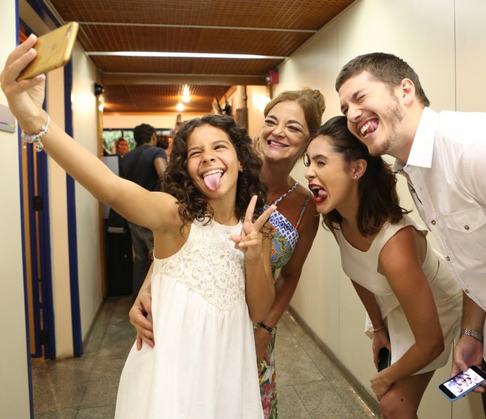 Selfies e caretas! Os atores registram TUDO no dia da despedida de seus personagens (Foto: Carol Caminha/Gshow)