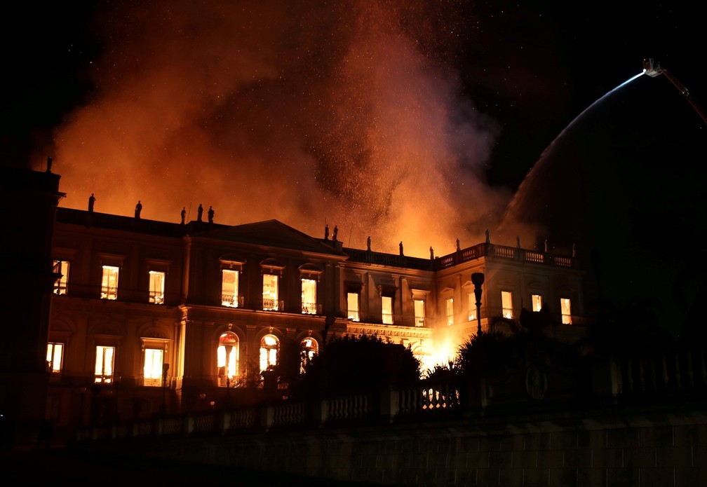 Foto mostra a tentativa de conter o incêndio no Museu Nacional no Rio de Janeiro (Foto: Ricardo Moraes/Reuters)