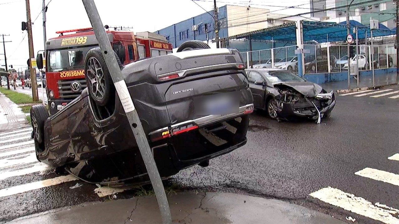 Carro capota após colidir com outros dois veículos em avenida de Campo Grande