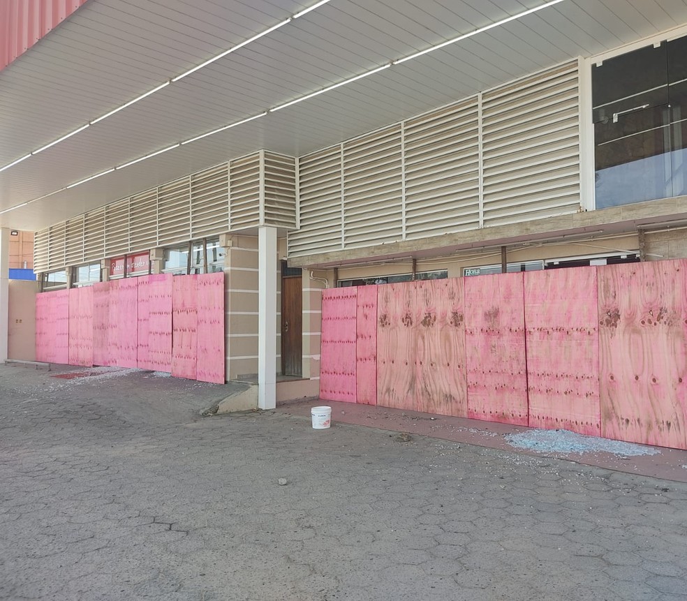 Mercado em Palhoça com tapumes, após depredação — Foto: Polícia Militar/Divulgação