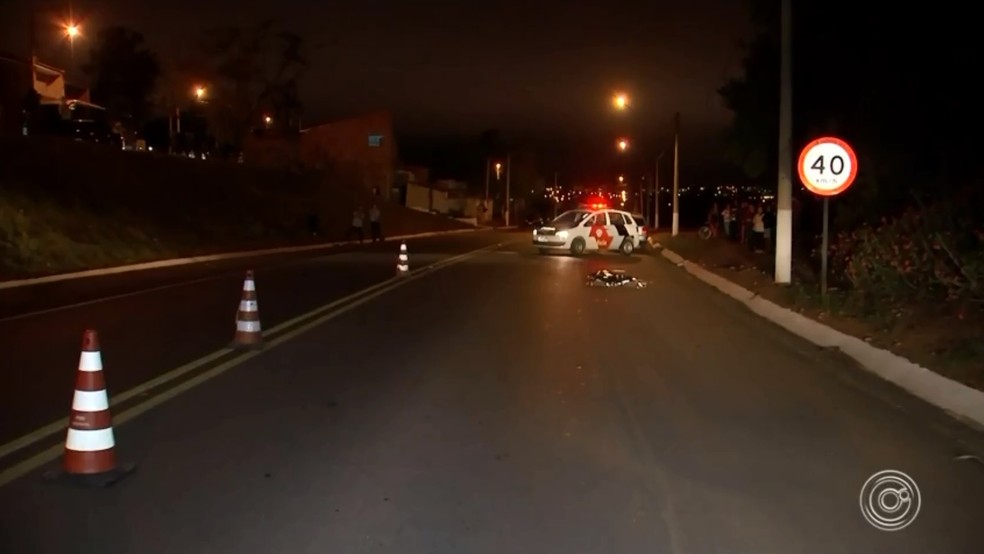 Homem morre atropelado em rodovia de Itapetininga — Foto: TV TEM/Reprodução