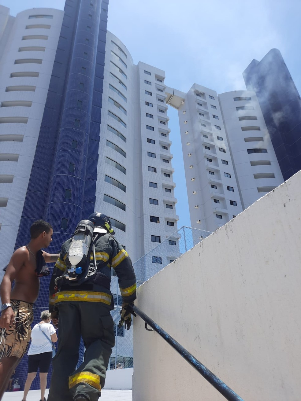 Corpo de Bombeiros chega ao prédio onde incêndio foi registrado em Capim Macio — Foto: Cedida