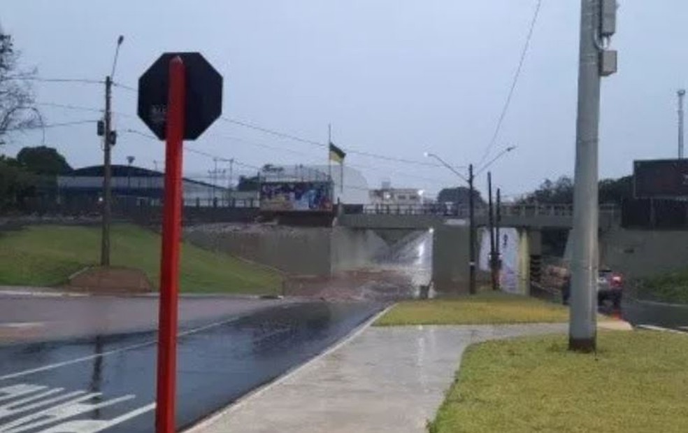 Pontilhão da Praça Itália é interditado após alagamento em São Carlos — Foto: Bruno Moraes/ a cidade on