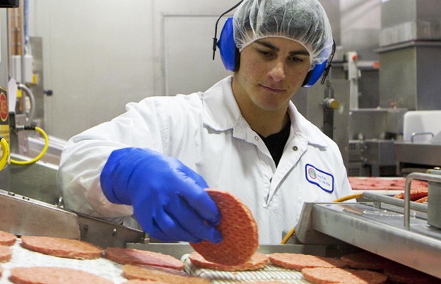 Preparação de alimentos na Keystone Foods, que pertence ao grupo Marfrig Global Foods (Foto: Divulgação)