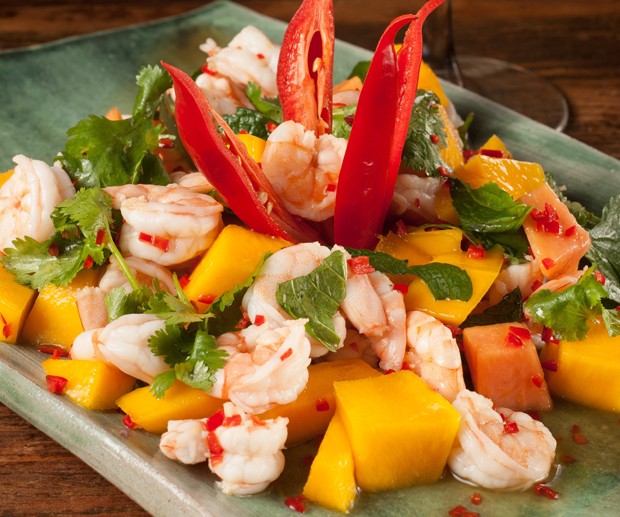 Aprenda a preparar uma salada tailandesa com camarão perfeita para os dias quentes (Foto: Felipe Borges)