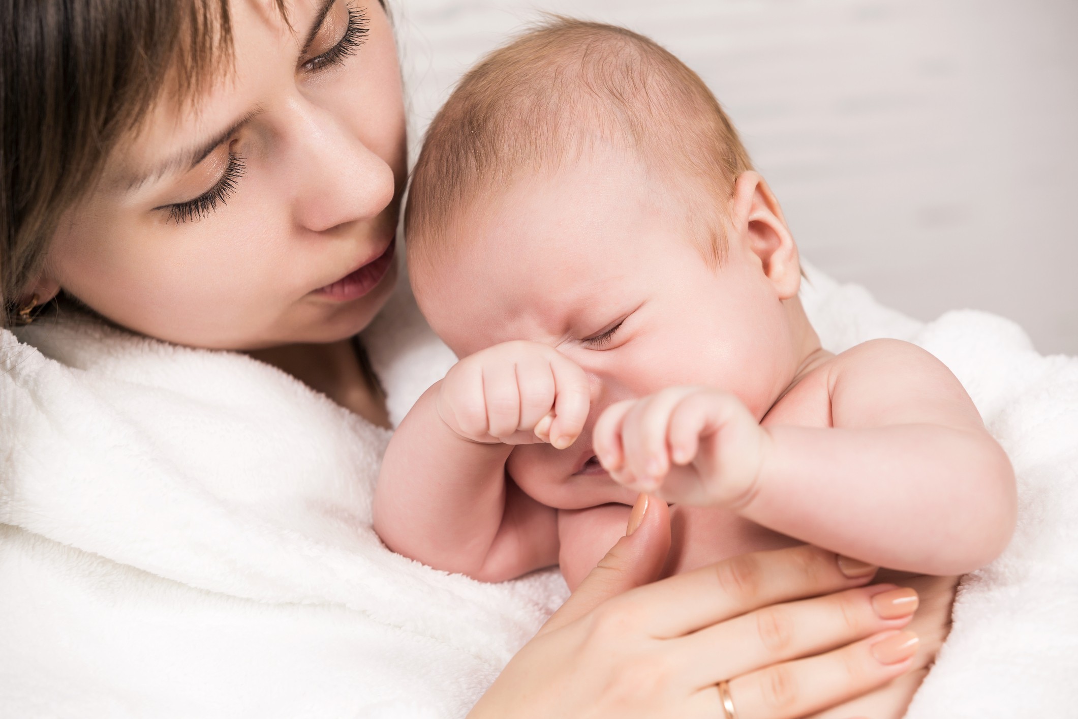 Colo de mãe ajuda a controlar o choro da criança (Foto: Thinkstock)