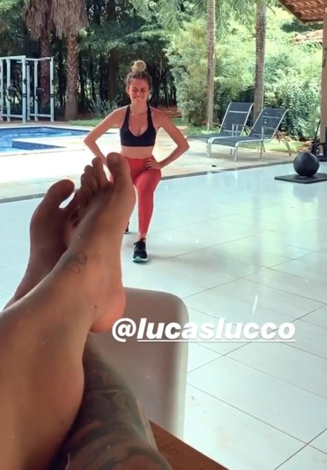 Luccas Lucco ajuda e registra treino de Lorena Carvalho  (Foto: Reprodução/Instagram)