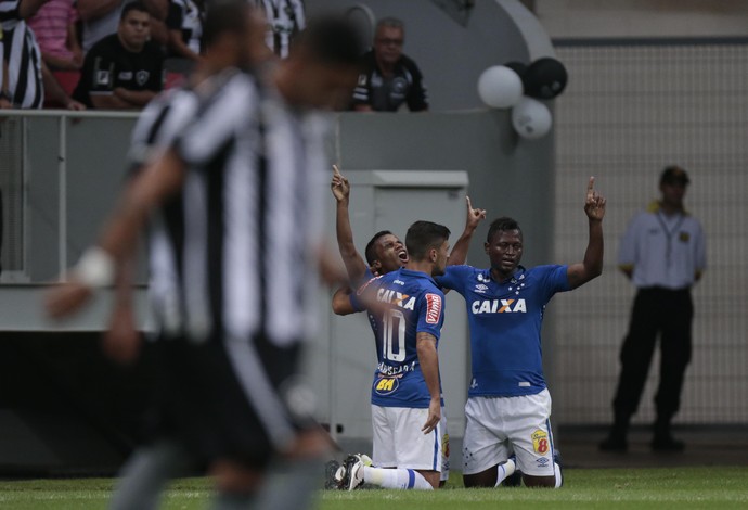 Cruzeiro supera o Botafogo, vence a primeira no Brasileiro e deixa o Z-4