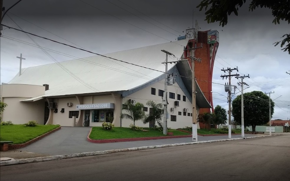 Casal foi flagrado fazendo sexo ao lado da igreja — Foto: Google Street View
