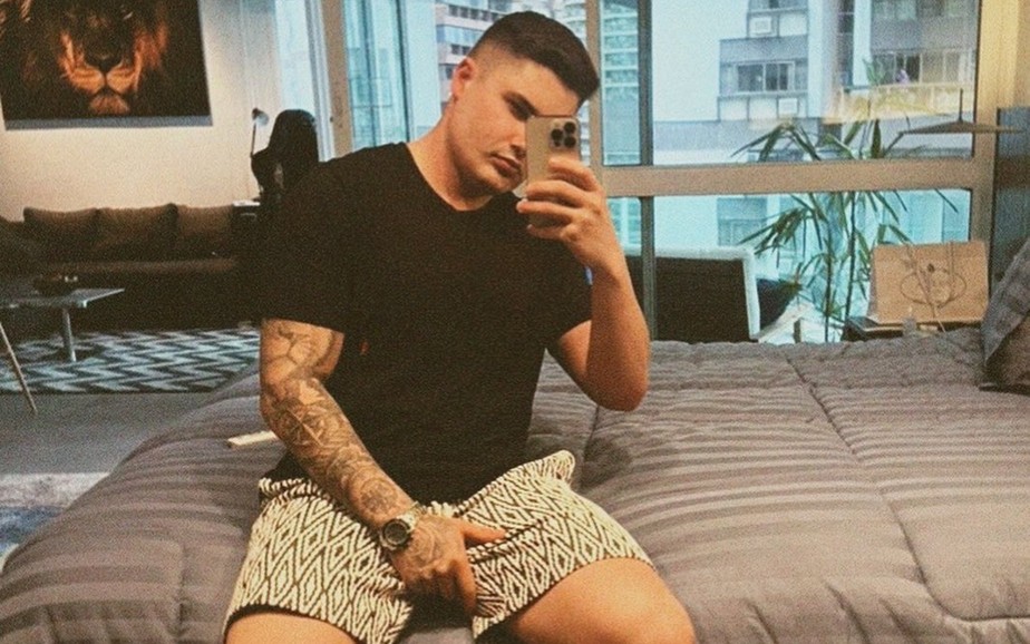 Lucas Souza posa na frente do espelho no Instagram