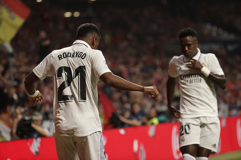 Rodrygo Vini Jr dançam em comemoração de gol do Real Madrid contra o Atlético de Madrid — Foto: Burak Akbulut/Anadolu Agency via Getty Images