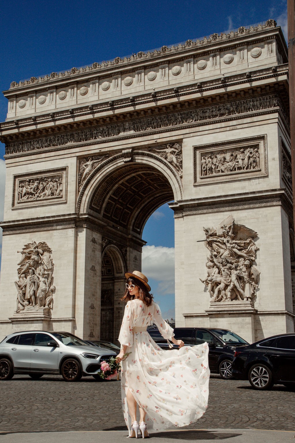 Julianne Trevisol posa em frente ao Arco do Triunfo, em Paris, na França (Foto: Selma Soares)
