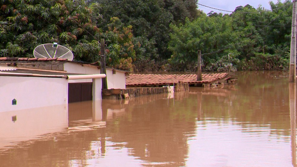 Cheia do Rio Paranaíba atinge casas em Patos de Minas — Foto: TV Integração/Reprodução