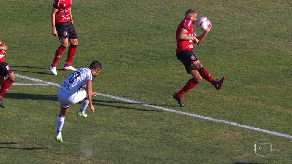 Toque de mão do jogador do Brasil de Pelotas contra o Botafogo — Foto: Reprodução/TV Globo