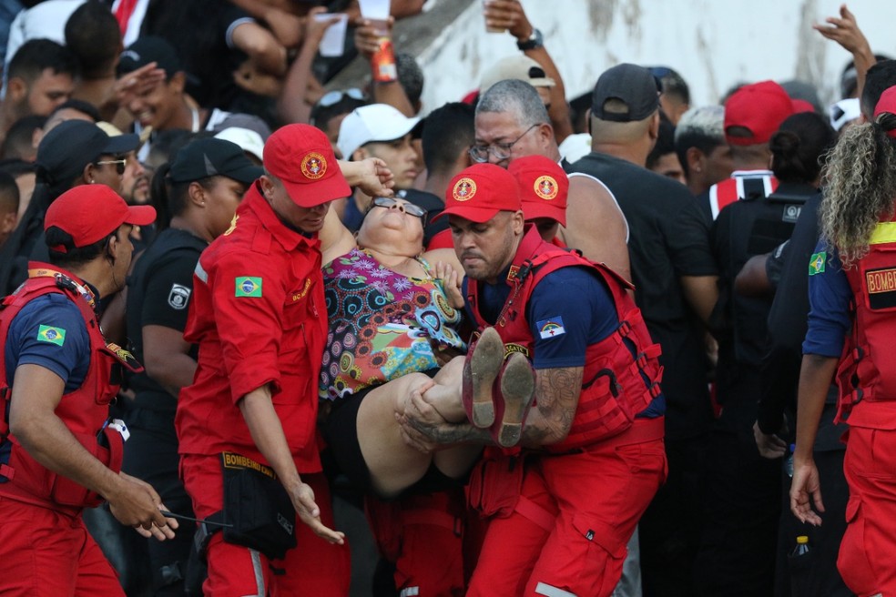 Torcedora atendida pelos bombeiros em jogo do Santa Cruz — Foto: Marlon Costa/Pernambuco Press