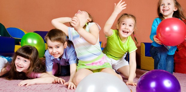Crianças brincando em festa de aniversário (Foto: Shutterstock)