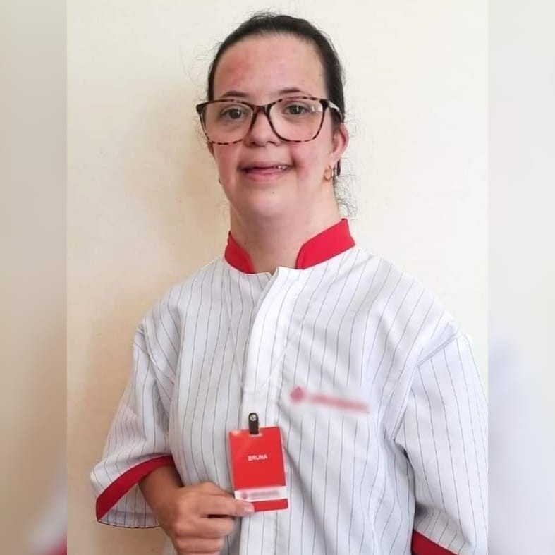 Mulher com Down comemora novo emprego após ficar sem trabalhar na pandemia: ‘Muito feliz’