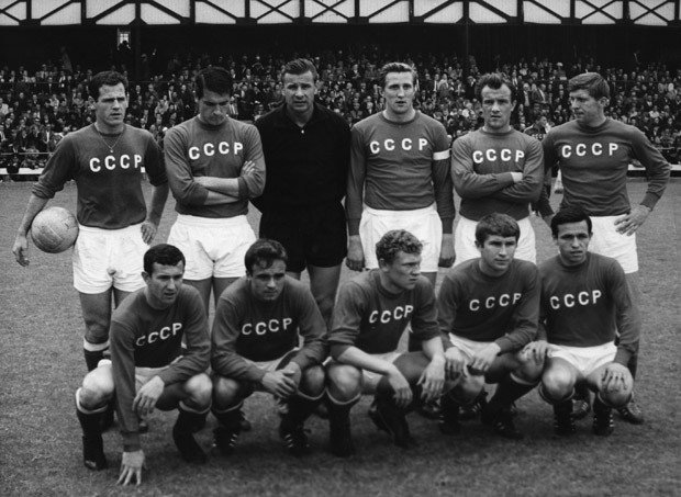 A seleção soviética na Copa de 1966. Entre os jogadores está Lev Yashin, um dos maiores goleiros da históia (Foto: Getty Images)