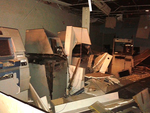 Caixas eletrônicos foram danificados com a explosão (Foto: Divulgação / Polícia Civil)