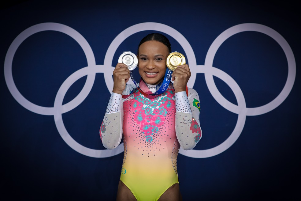 Rebeca Andrade com as medalhas das Olimpíadas — Foto: Ricardo Bufolin/ Panamerica Press/ CBG