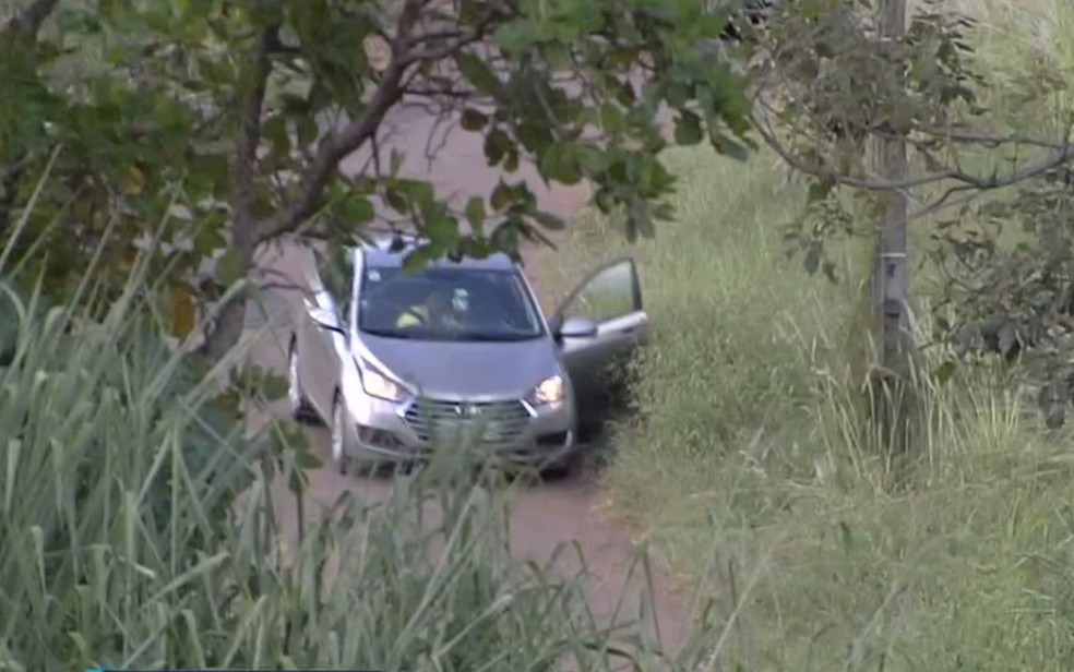 Carro em que a vítima estava quando foi baleada, e que desce ladeira após disparos — Foto: Reprodução/TV Anhanguera