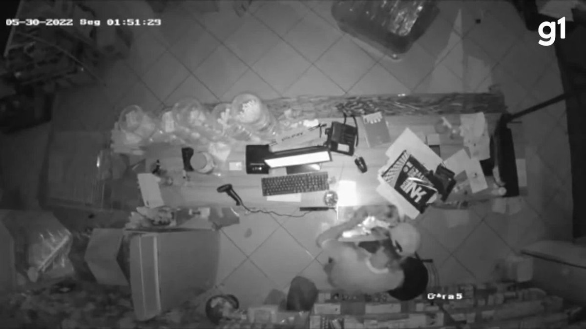 Vídeo: Homem escala muro, retira parte de concertina e furta petshop em Montes Claros