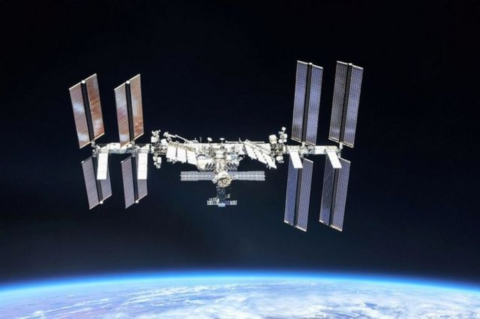 Astronautas da ISS estão cada vez mais tendo que tomar medidas de precaução quando fragmentos de velhos satélites e foguetes se aproximam. — Foto: Reuters via BBC