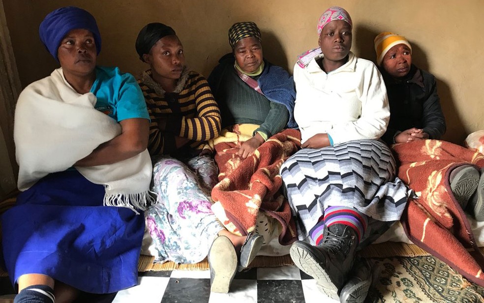 Nozipho Ntelele, de blusa branca, diz que o assassinato de Hlatshwayo foi brutal (Foto: BBC)