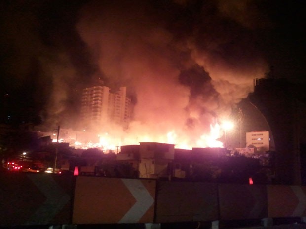Fogo destrói barracos na Rua Vicente Leporace (Foto: Megui Donadoni/G1)