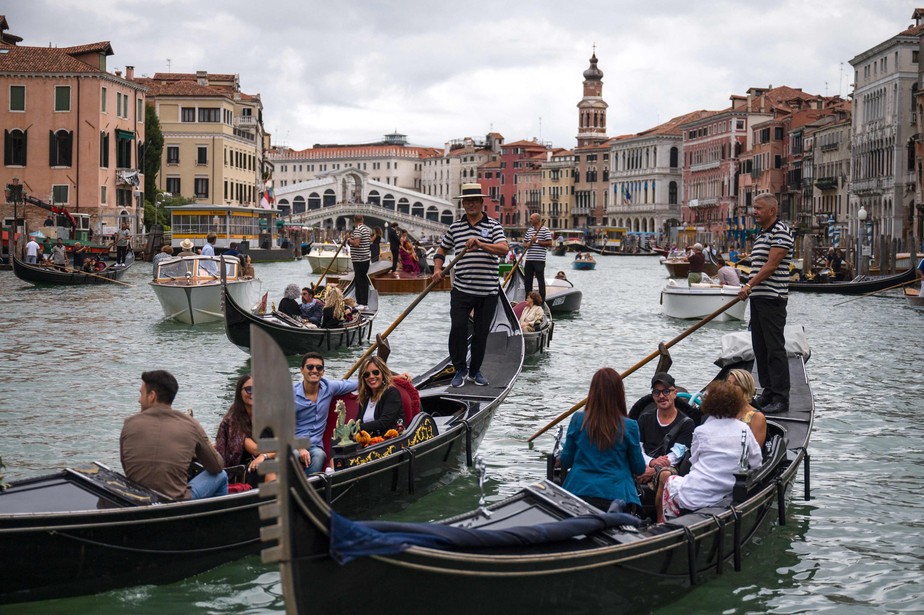 Turistas nas gôndolas de Veneza: cidade tem registrado movimento pré-pandemia