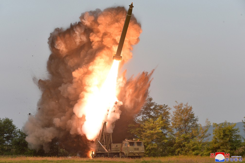 Imagem da agência norte-coreana KCNA mostra lançamento de foguete durante teste na Coreia do Norte na terça-feira (10) — Foto: KCNA via REUTERS