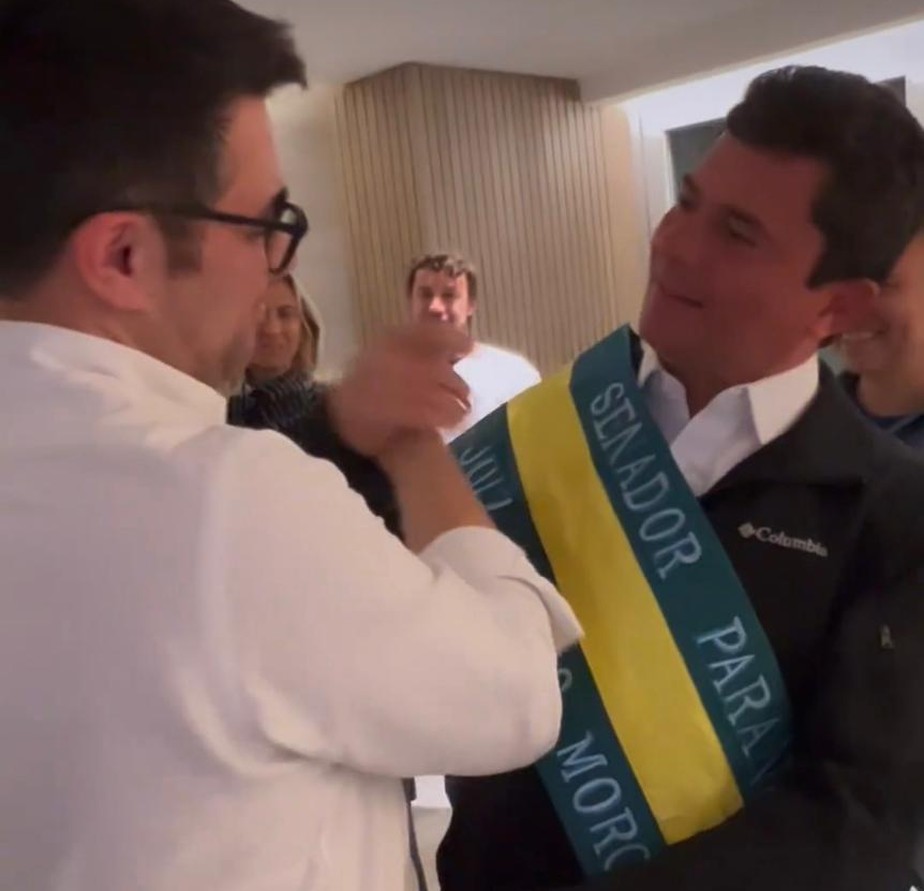Ex-juiz usou faixa para comemorar vitória ao Senado no Paraná